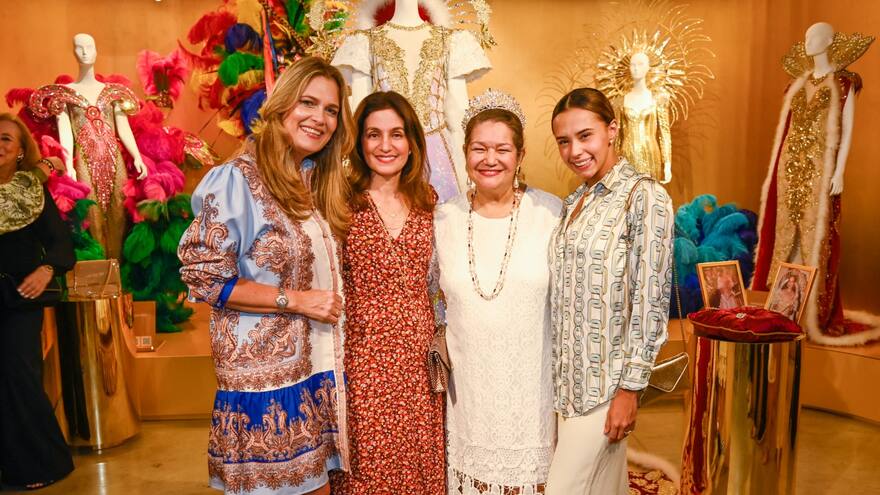 Réplica del vestido de coronación de Luz María Rincón en el Museo del Carnaval