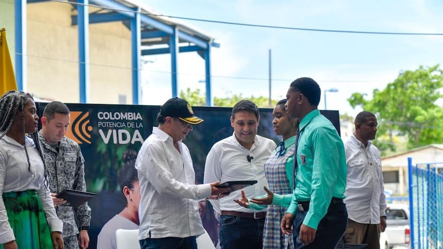 Presidente Gustavo Petro hizo entrega de computadores a estudiantes en San Andrés