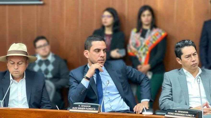 Álex Flórez denuncia presuntos vínculos de policías con el Clan del Golfo