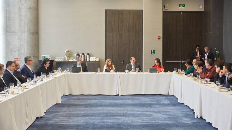 Uribismo pide a Petro retirar mensaje de urgencia a ley de sometimiento