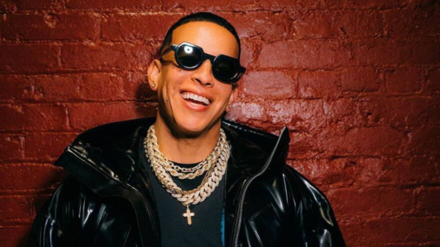 Mujer en embarazo le pidió a Daddy Yankee que reconozca su hija, durante programa de la televisión en Perú