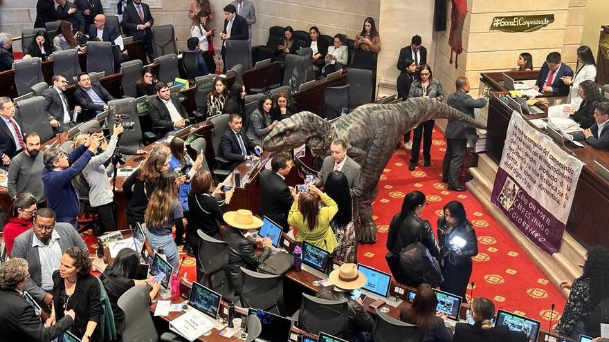 Congreso: 'Dinosaurio' apareció en plena sesión como parte de una campaña de concientización sobre el cambio climático