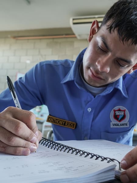 Anthony Ríos, el vigilante que construye su porvenir a través de la educación