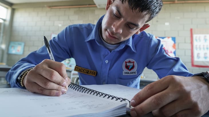Anthony Ríos, el vigilante que construye su porvenir a través de la educación