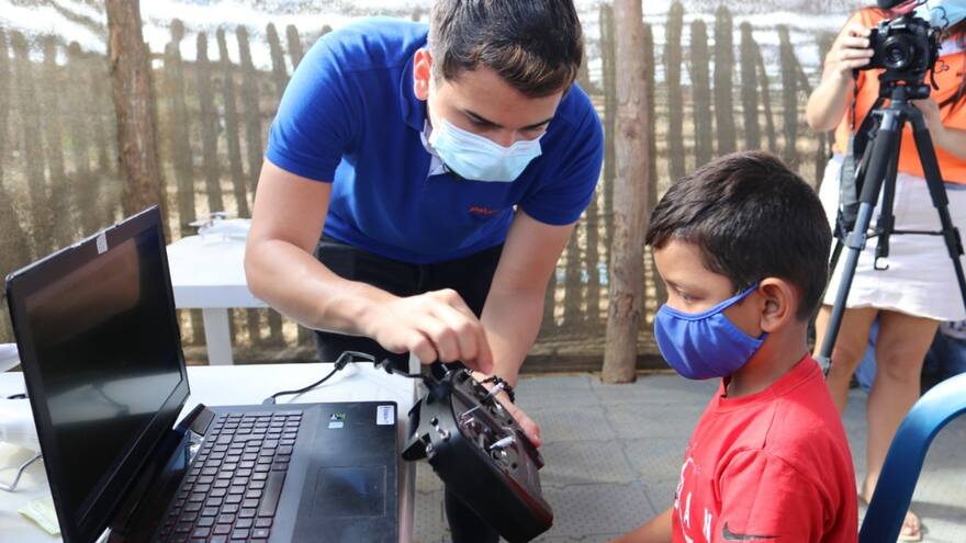 Niños wayuu aprenden a pilotear drones