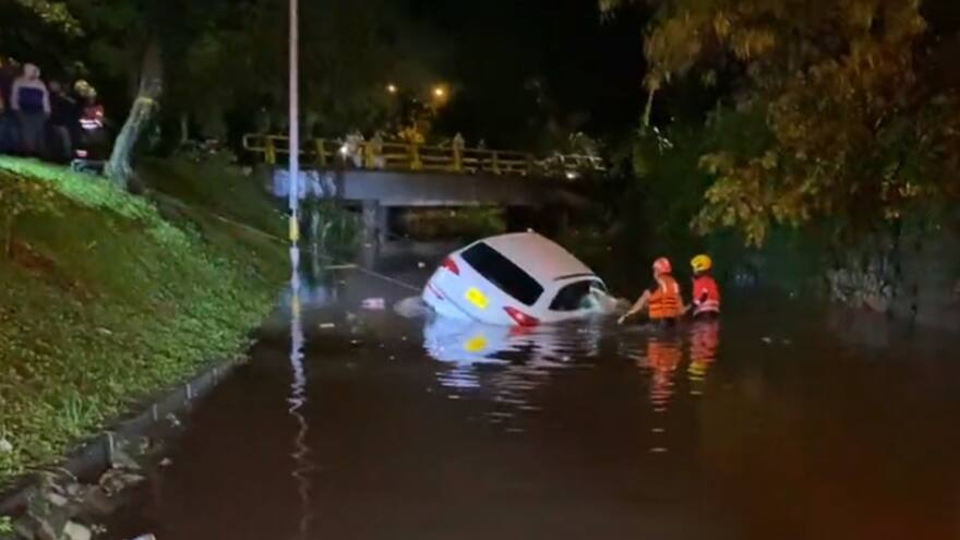 Dos personas murieron atrapadas en carro tras fuertes lluvias en Medellín