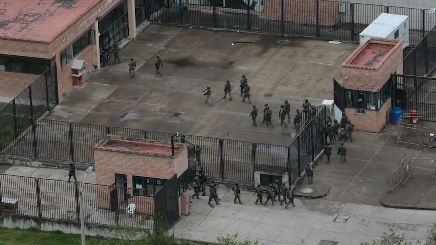 Cinco muertos y 33 heridos tras enfrentamientos en cárcel de Ecuador