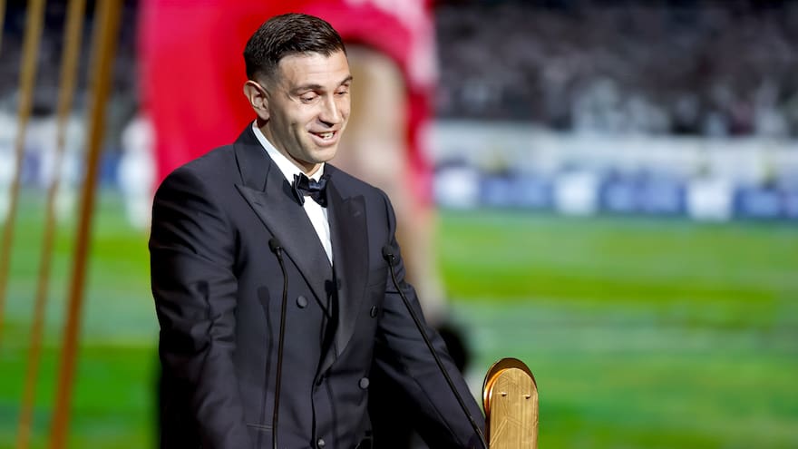 ‘Dibu’ Martínez repite como ganador del premio Yashin al mejor portero del año