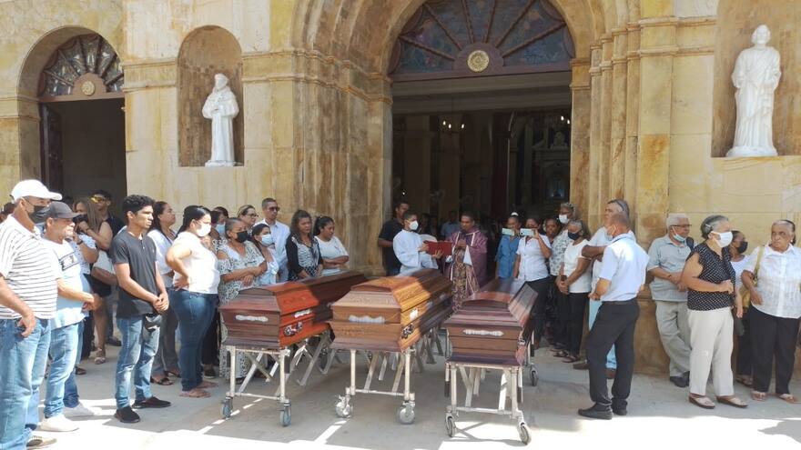 La Guajira: sepultan a madre y sus dos hijas fallecidas en el accidente en la Troncal del Caribe