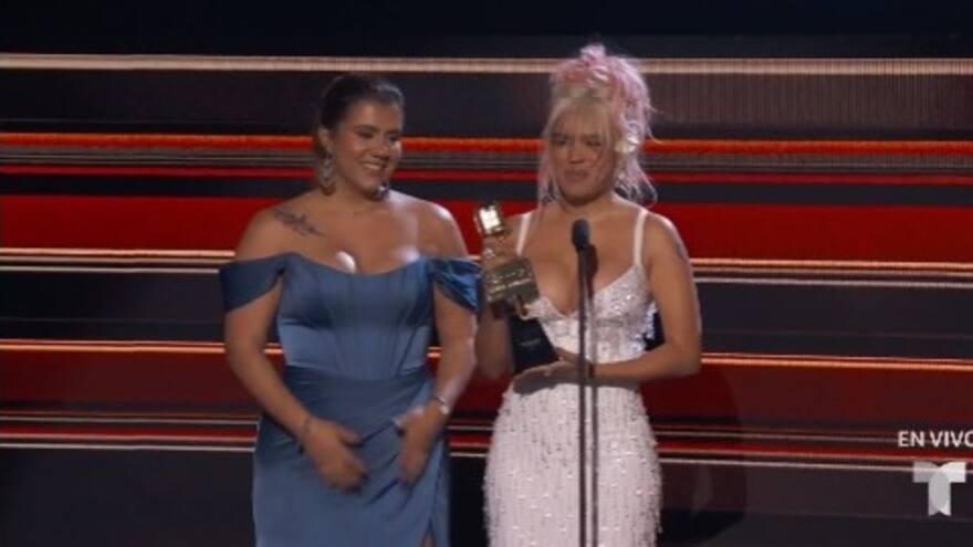 Karol G le cedió el Premio Billboard Espíritu de la Esperanza a la directora de la Fundación Con Cora