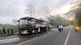Presunta falla mecánica ocasiona incendio de un bus en vías de Córdoba