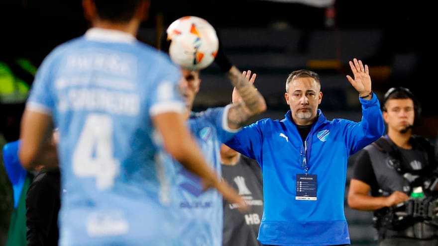 La irónica respuesta del técnico de Bolívar, Flavio Robatto, ante reclamo de periodista bogotano