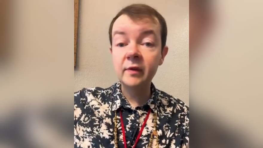 Adam Kotas, el sacerdote expulsado de Iglesia Católica, desmiente su muerte