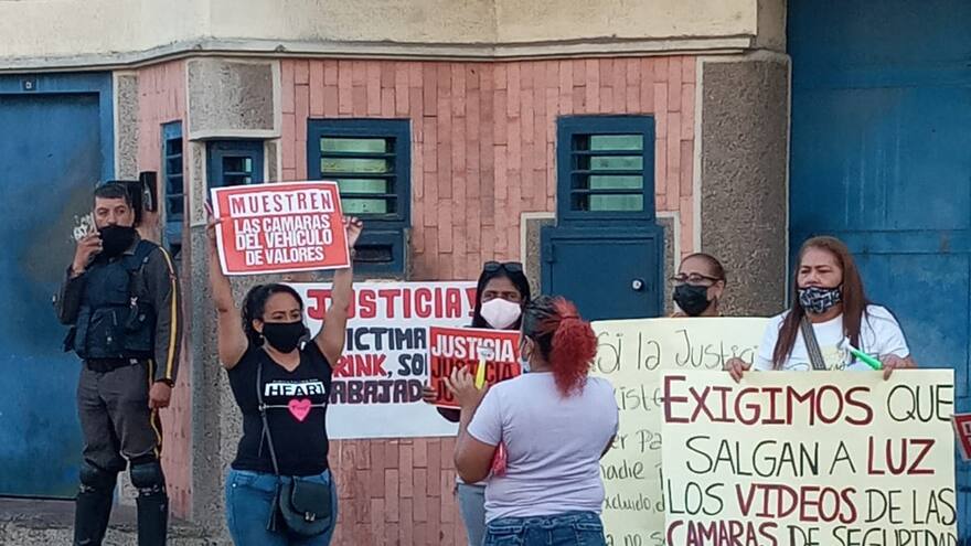 Familiares de guardas capturados por robo de carro de valores hacen plantón