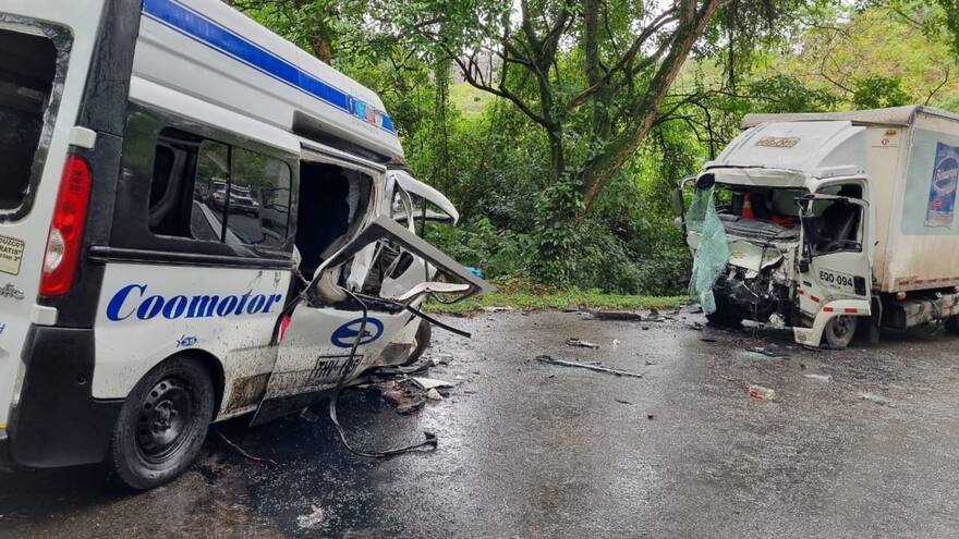 Siniestro vial en Huila entre un colectivo y un camión dejó nueve muertos