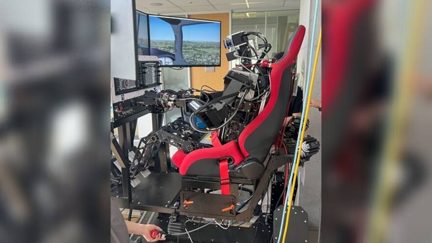 Crean robot humanoide con IA que puede volar un avión mejor que un piloto