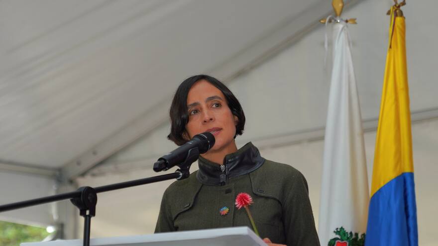 La ministra de Ambiente, Susana Muhamad, confirmó que desde este domingo salen del mercado ocho productos plásticos en Colombia