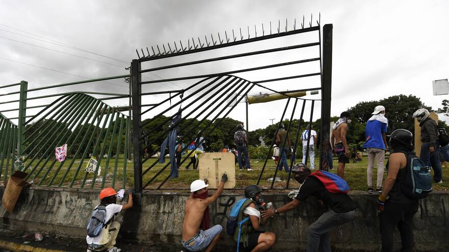 Venezolanos marchan hacia cuarteles de la base militar La Carlota