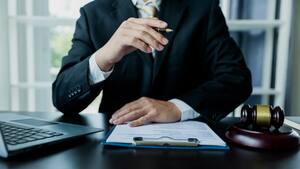 ¿Quién defiende al defensor?