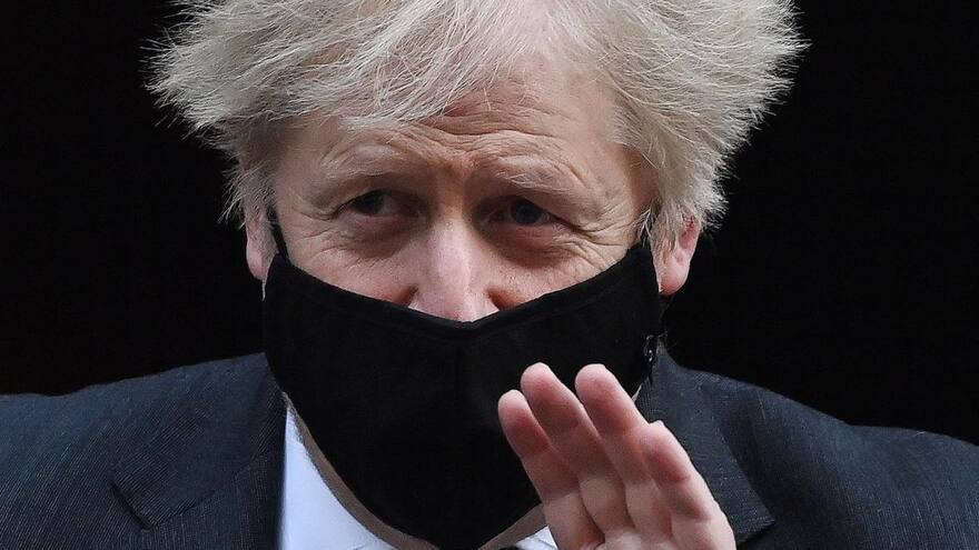 Ómicron: Reino Unido vuelve al teletrabajo para frenar la expansión de la variante