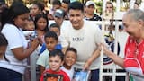 Jorge Celedón lleva los aguinaldos a sus paisanos en Villanueva