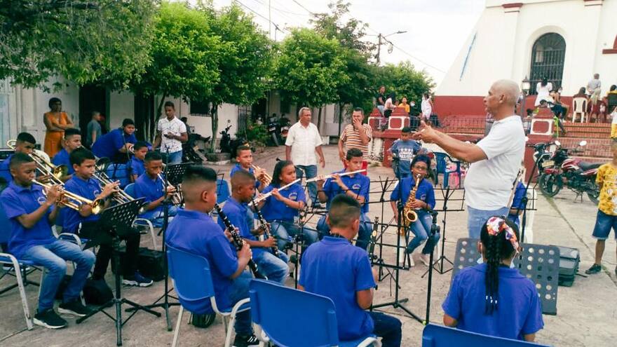 Entregan instrumentos musicales a escuelas de Simití y Tiquisio