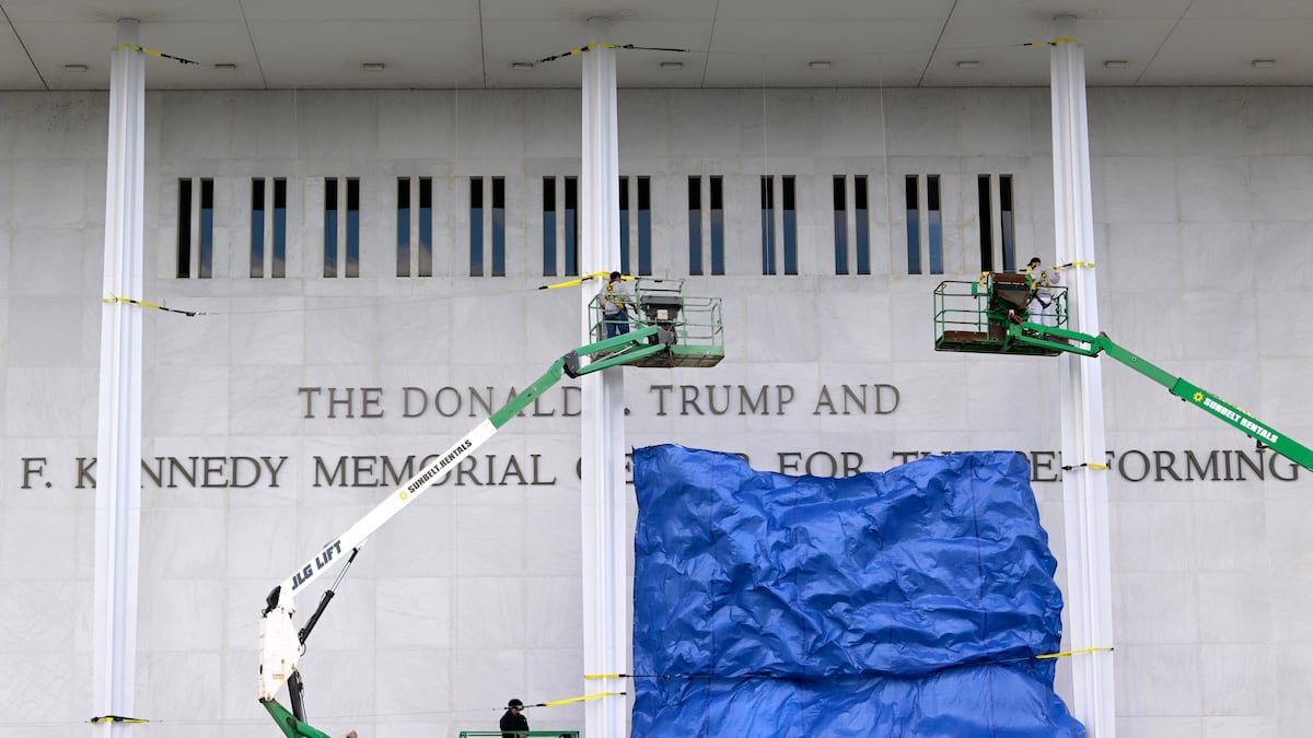 Demandan a Trump por renombrar el Kennedy Center sin aprobación del Congreso