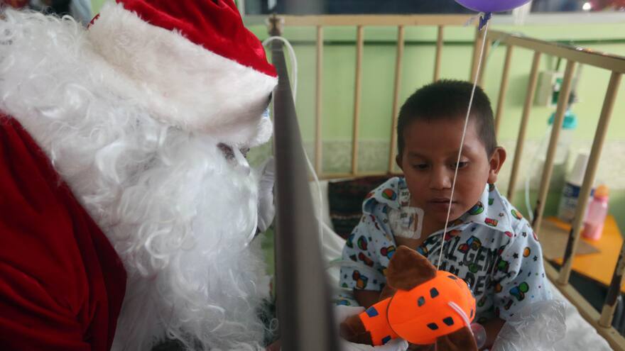 Papá Noel dejó su trineo y se subió en helicóptero para visitar a niños enfermos