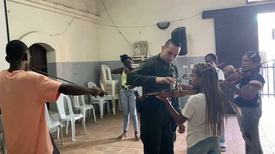 El teniente Chica, el policía que enseña música en medio del conflicto