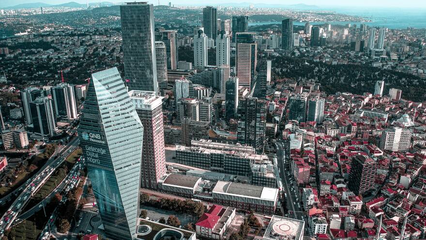 Video: nube negra se tomó Estambul y oscureció la ciudad en segundos