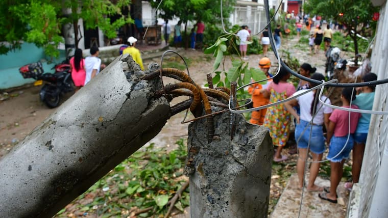 Viviendas destechadas y árboles caídos por fuertes vientos en Nuevo Milenio, Soledad