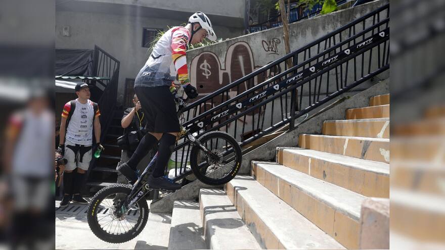 Ciclista rompe récord subiendo escaleras de la Comuna 13 en Medellín