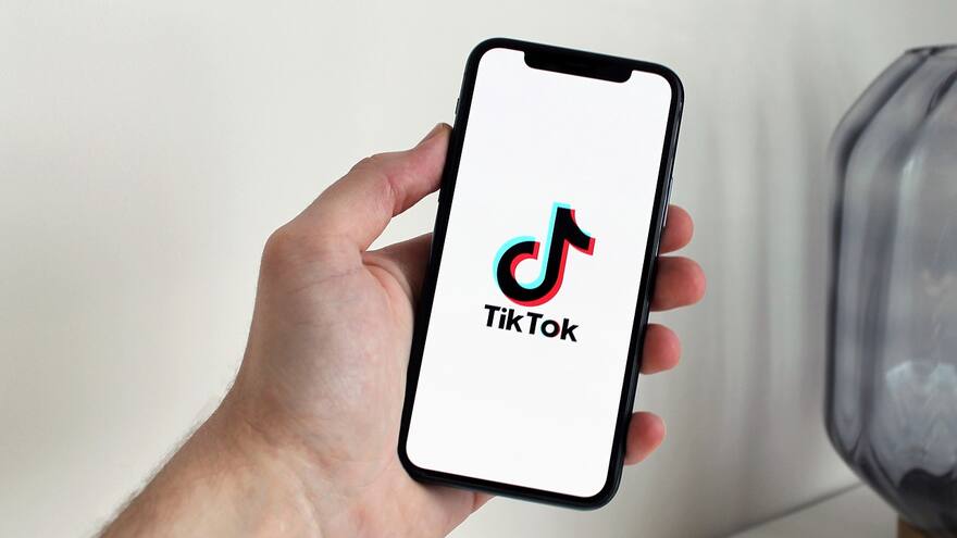 TikTok prohíbe reto ‘Milk Crate Challenge’ y lo cataloga de peligroso