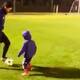 Kagawa juega fútbol con un niño y le hace ‘caños’ hasta hacerlo llorar