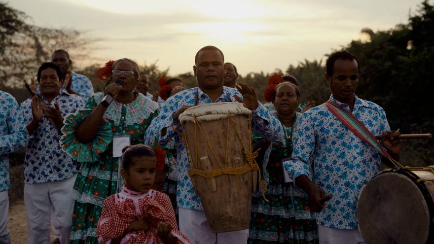 Diálogo sobre el chandé y la cumbia, antes del bembé en la Noche del Río