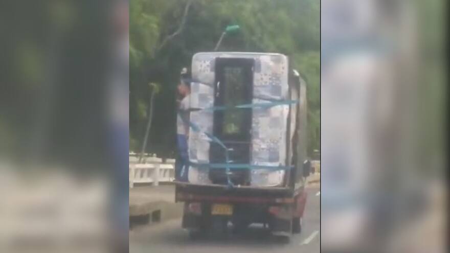 Amarran a hombre a un trasteo mientras camión iba en movimiento