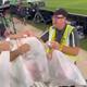 Video: venezolanos ayudaron al personal de limpieza del estadio de Austin