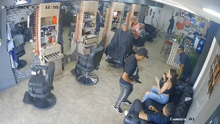 Robo en barbería en barrio Boston: así escapó el ladrón después del atraco
