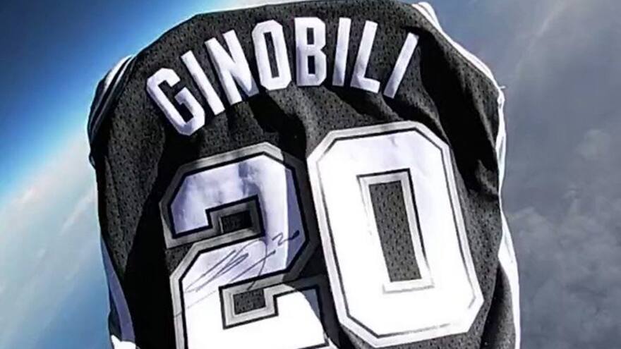 En video: así lanzaron la camiseta de Emanuel Ginóbili a la estratósfera