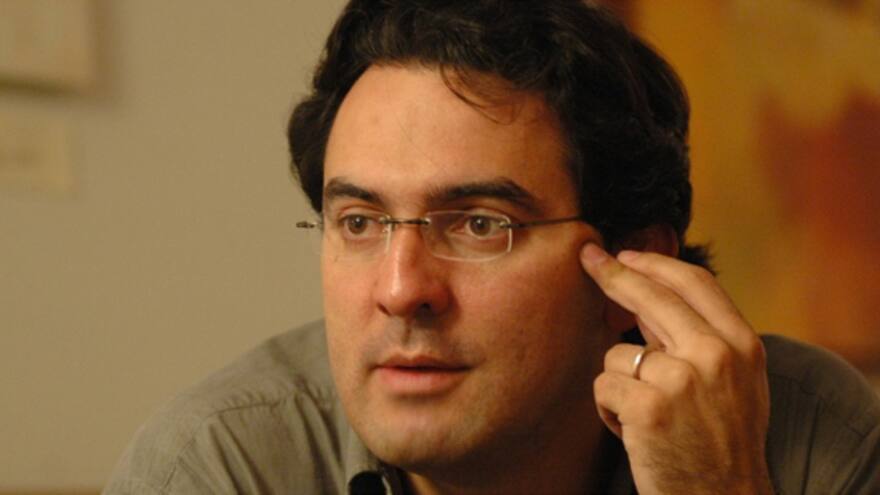 Juan Vásquez, finalista de premio Vargas Llosa