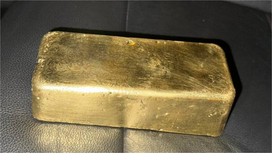 Hombre fue detenido mientras transportaba un lingote de oro en Ecuador