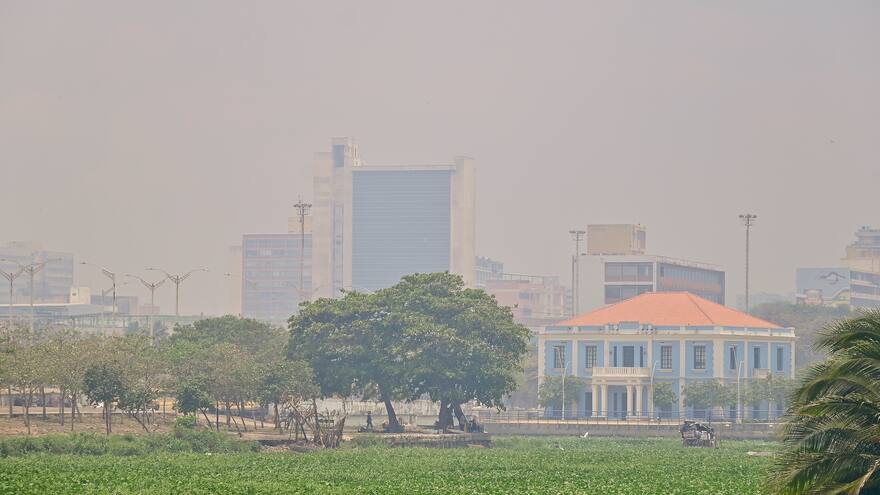 Incendio en isla Salamanca: Ciudadanos, preocupados por riesgos generados por humo de las quemas