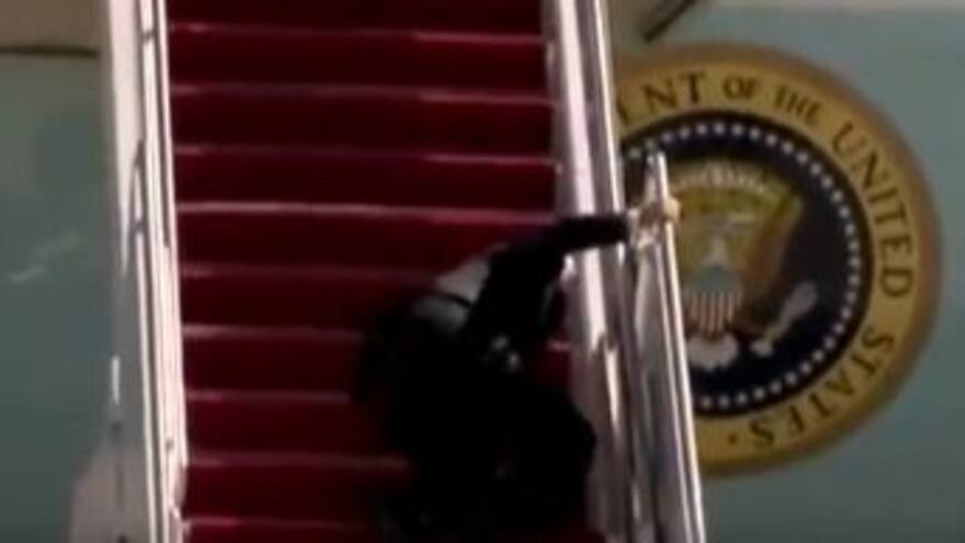 Así fue la aparatosa caída de Biden cuando subía al avión presidencial