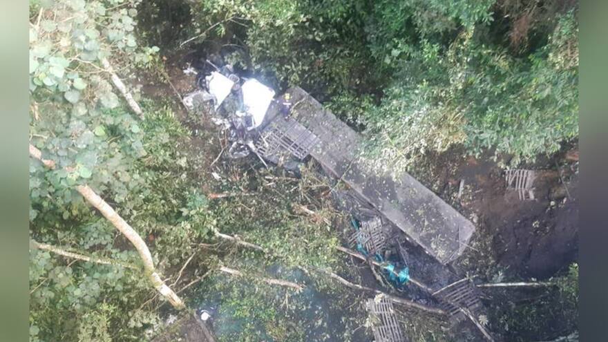 Tractocamión cayó al abismo en vía La Línea y el conductor resultó ileso
