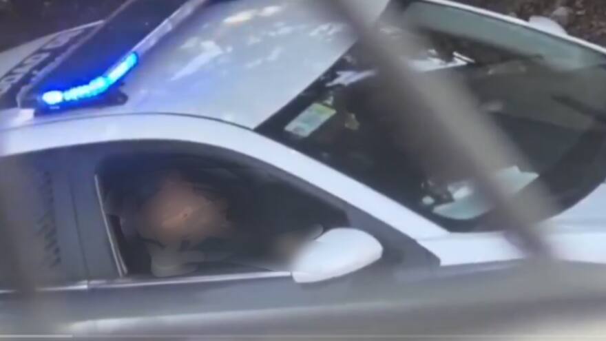 Graban a dos policías haciendo actos obscenos en una patrulla: ¿Cuáles serían las sanciones?