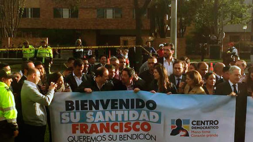 Álvaro Uribe vio al Papa desde la calle