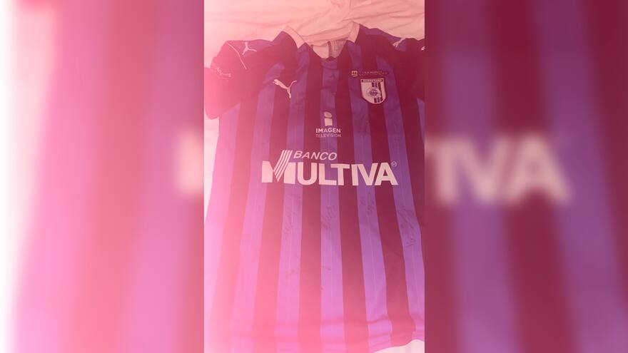 Niño de Querétaro regaló su camiseta a aficionada rival para que pudiera salir del estadio