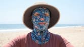 ‘Facekini’, la inusual prenda que protege el rostro de las quemaduras del sol