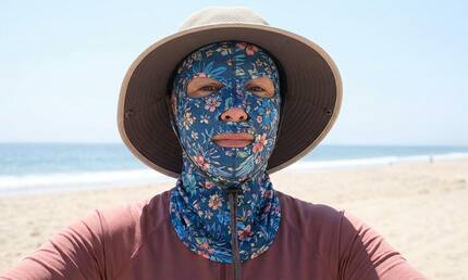 ‘Facekini’, la inusual prenda que protege el rostro de las quemaduras del sol