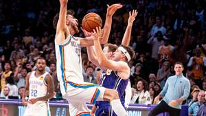 Thunder evitan la crisis en LA y Cleveland tumba a Denver en una noche de peleas en la NBA